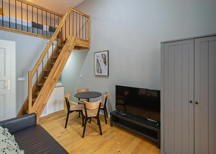 Main Train Station Apartment Close To The The Main Square!
